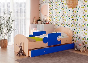 Кровать детская с ящиком и бортиками Мозайка, корпус Млечный дуб/фасад Синий (щиты) в Кемерово